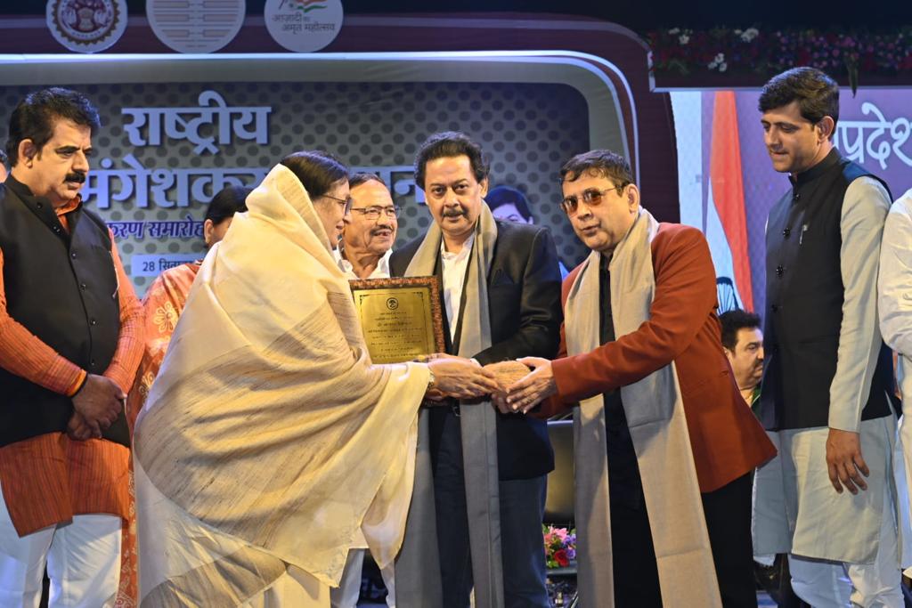 Anand-Milind receiving honor from Lata Mangeshkar Ji